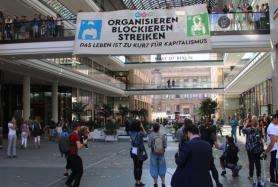 Blockupy am 2. September 2016 in der Mall of Shame in Berlin