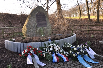 Kränze am Denkmal Kränze am Denkmal